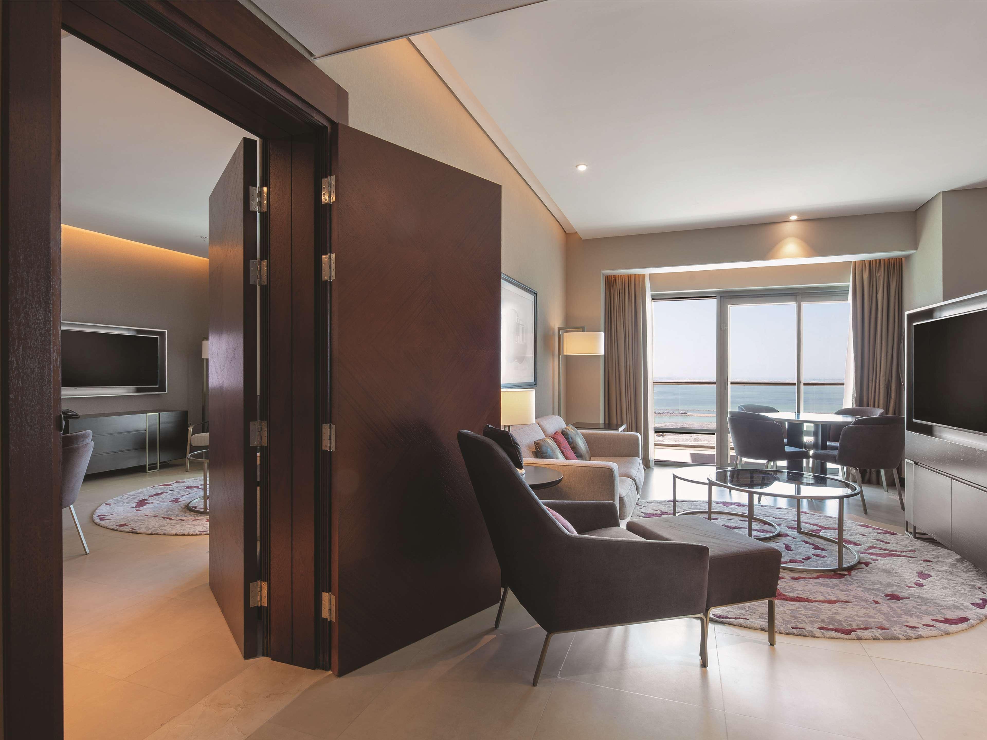 Hilton Doha The Pearl Otel Dış mekan fotoğraf A suite at the hotel