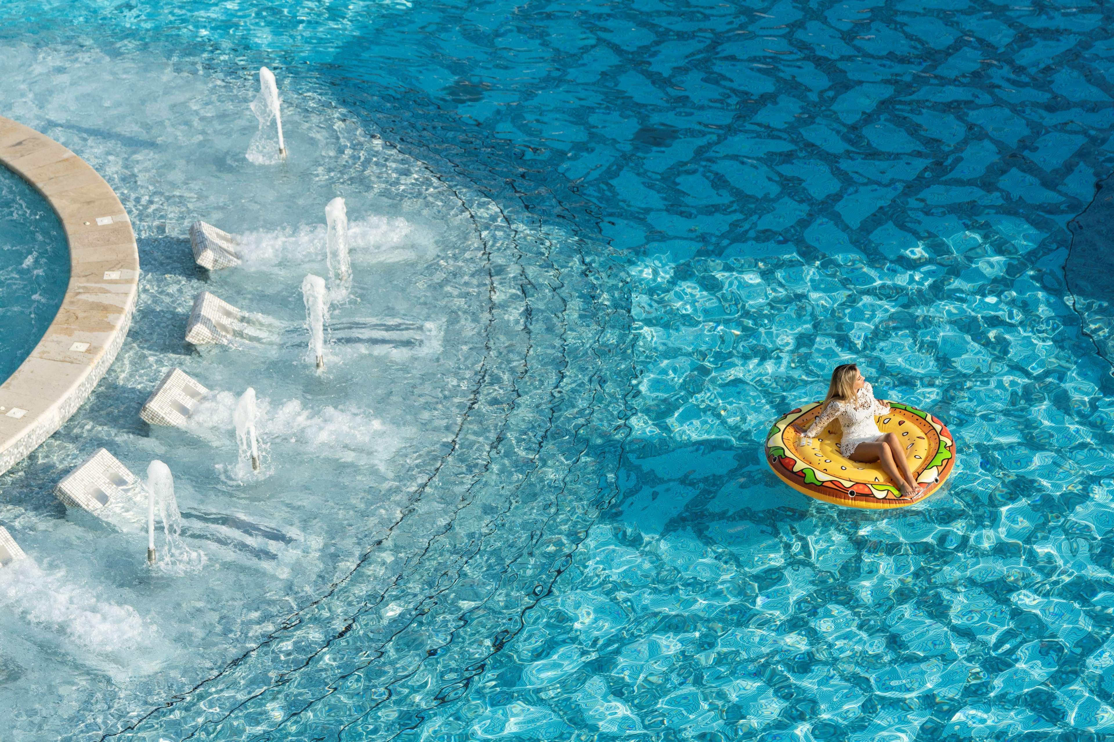 Hilton Doha The Pearl Otel Dış mekan fotoğraf A woman on a hamburger float